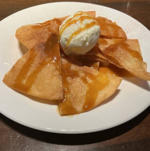 ブニュエロアイス（キャラメルソース・シナモン）