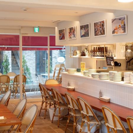 屋内席は全部で22席。ランチ、カフェ、ディナー、時間の使い方はお客様次第。コーヒーやワインを片手に、贅沢な寛ぎのひとときをお過ごしください。