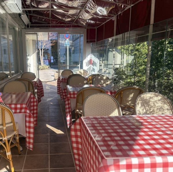 自慢のテラスはクロスの中に小型の暖房設備を忍ばせたコタツ仕様の暖房を完備。冬でも寒さを気にせず、開放的な空間で寛ぎのひと時をお過ごしください。