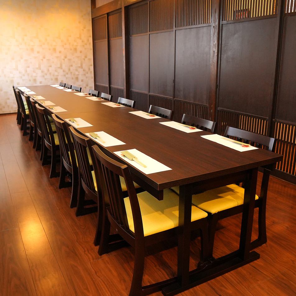 Domestic Torafuku [Takenaka] Relaxing private room with table and chairs perfect for banquets