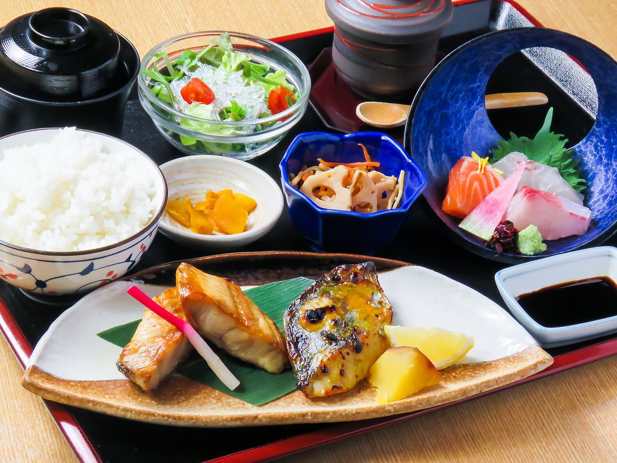 月替わりの定食など工夫を凝らしたランチをご提供しております。