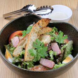 炭火焼きベーコンのシーザーサラダ