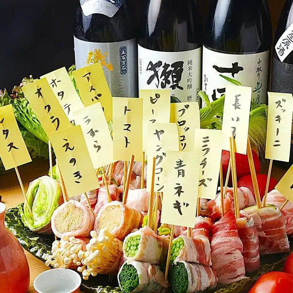 【こだわりの野菜巻き串】季節の野菜を豚バラで巻いた野菜巻き串。ブーム前から人気の逸品です。