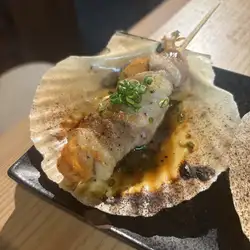 附殼扇貝，用五花肉包裹，佐以奶油和醬油