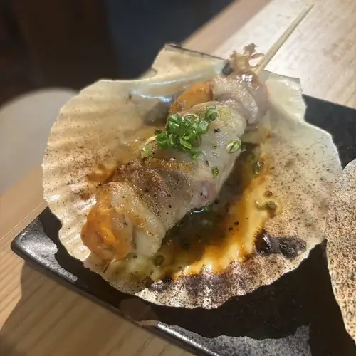带壳扇贝，用五花肉包裹，佐以黄油和酱油