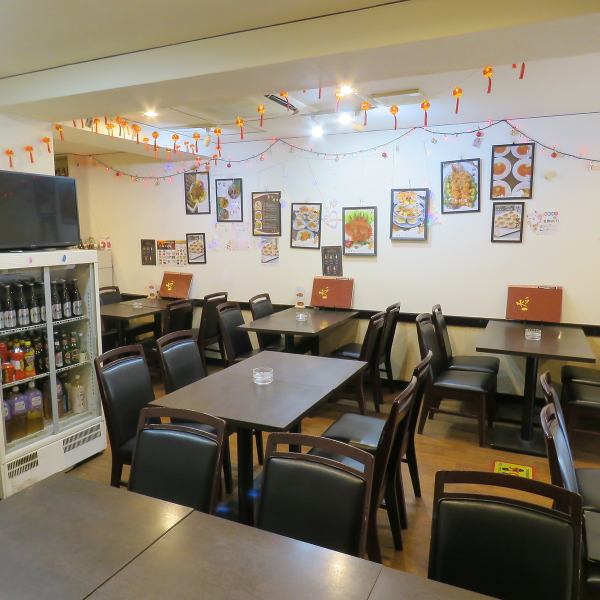 明るく落ち着いた雰囲気の店内◎1名から広々座れる4名席を複数ご用意。お一人様でのサク飲み、少人数の飲み会はもちろん、ファミリーでも安心してくつろげる空間となっています。