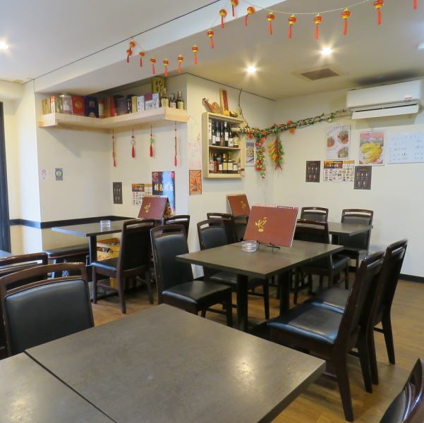 広々とした店内でゆっくり食事をお楽しみいただけます。40名様ほどの貸切も承っておりますので、気軽にお問い合わせください。