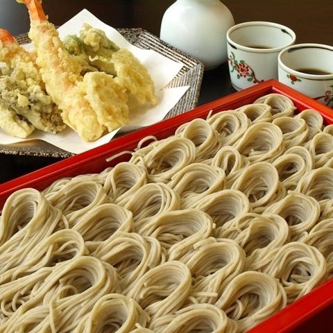 駐車場完備！蕎麦をはじめ、ゆったりとランチを楽しめます。