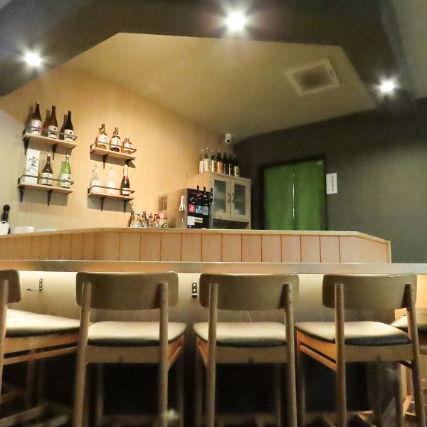 [Counter seats] We have eight counter seats where you can relax and enjoy conversation with our staff.Enjoy your meal while listening to recommendations for drinks.Take some time to take a breather in the relaxing atmosphere of the store.