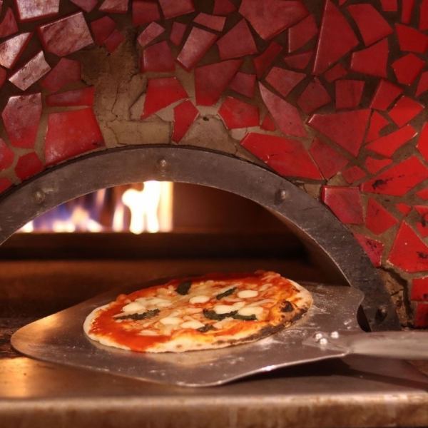 After receiving your order, each authentic oven-baked pizza is baked with care! The chewy dough is irresistible ♪ A super bargain [ALL 550 yen]!!