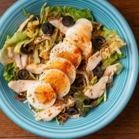 鶏肉と卵のコブサラダ