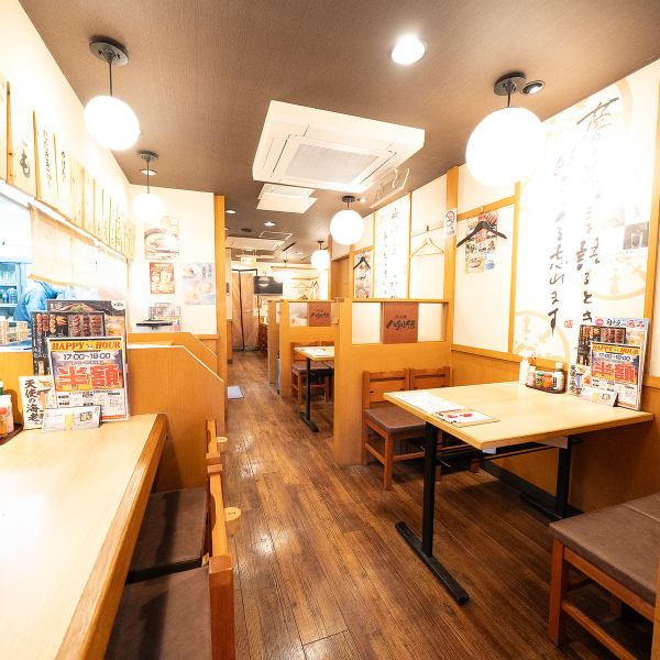 宴会利用に最適なテーブル席を多数ご用意。広々とした空間で最大人数にも対応でき、会社の集まりや仲間内の宴会におすすめです◎落ち着いた照明と木の温もりを感じるインテリアが、アットホームな雰囲気を演出。テーブルレイアウトの変更も可能で、さまざまなシーンに柔軟に対応します☆