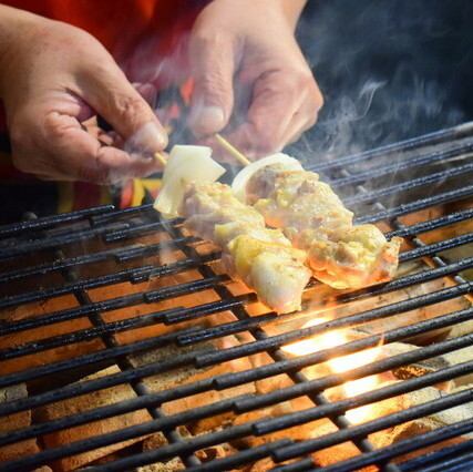 【本格炭火焼×自慢のタレが相性抜群！】香ばしさ際立つ炭火焼鳥