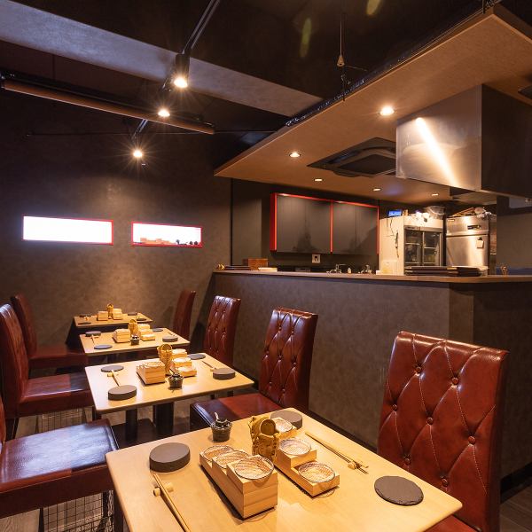 【1階カウンター席、2階テーブル個室席ご用意！】店内黒を基調としたシックな雰囲気で落ち着いた雰囲気で串カツを楽しむことができます。大人数での宴会や会社の飲み会などにお使いいただけます！貸し切りも承っておりますので一度お問い合わせください！