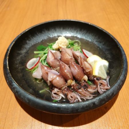 煮萤火虫鱿鱼和豌豆苗