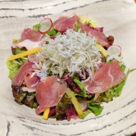 糸岛雷山猪肉火腿和煮银鱼沙拉配自制磨碎的山药酱