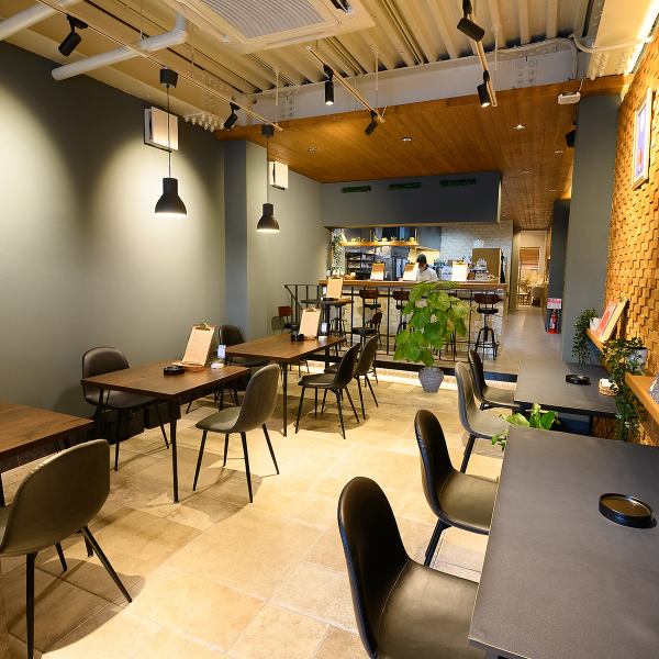 <商店入口侧/咖啡厅空间> 黑暗的室内装饰和间接照明营造出舒适的空间。安静的氛围，最适合夜间咖啡厅。不仅是午餐时间，咖啡厅时间和晚餐时间也可以使用的座位。