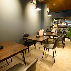 <2 people x 3 tables/4 people x 3 tables> These table seats can be used for lunch or when visiting a cafe.