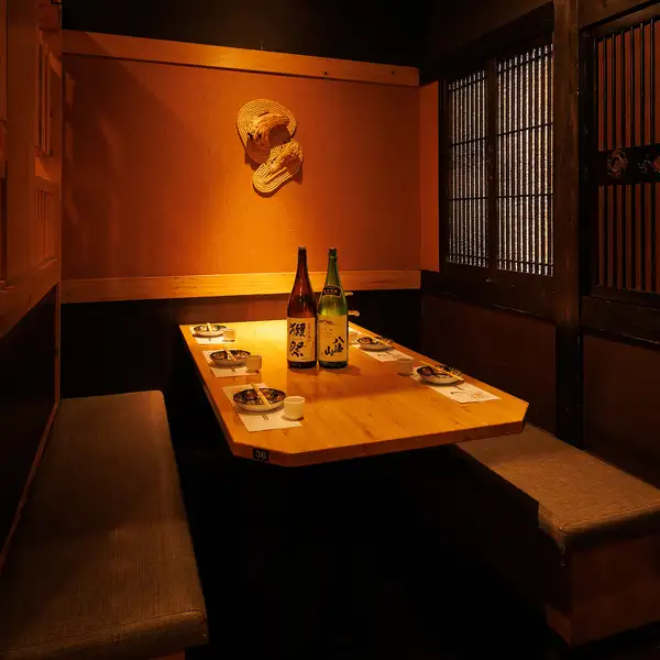 【デザイナーズ個室】和の趣き溢れる店内は大人の為の落ち着いた雰囲気となっております。2名様～ご利用可能な完全個室席は川崎での接待や女子会、合コンなど各種宴会に最適なプライベート個室空間♪お得な宴会コースプランもご予算に合わせて3000円～ご用意。誕生日や記念日にお得なサプライズ特典もご用意しております