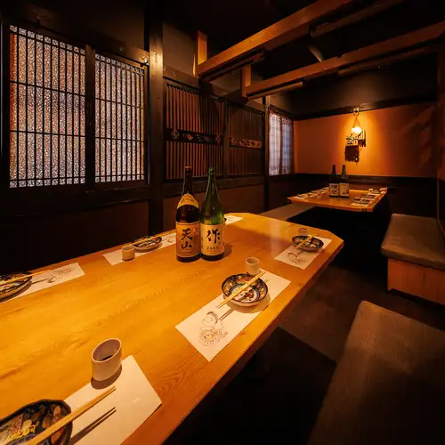 <p>木の温もりが溢れる店内は2名様～大小様々なタイプの個室席をご用意しております♪個室空間は、川崎での接待や忘年会、歓迎会や送別会など各種宴会を演出致します♪テーブル席や座敷タイプの個室空間はお子様連れでも安心の広々とした個室空間となっております♪合コンや街コンの相談も◎個室居酒屋！</p>