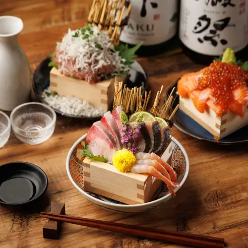本店特色：用木製枡盒盛裝的海鮮！