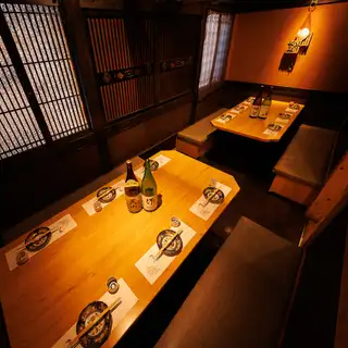 和の趣き溢れる店内は大人の為の落ち着いた雰囲気となっております。2名様~50名様までご利用可能な完全個室席は川崎での接待や女子会、合コンなど各種宴会に最適なプライベート個室空間♪お得な宴会コースプランもご予算に合わせて3500円~ご用意。誕生日や記念日にお得なサプライズ特典もご用意しております。