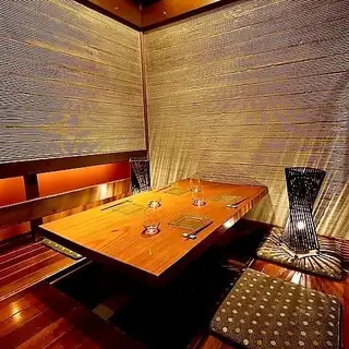 和の趣き溢れる店内は大人の為の落ち着いた雰囲気となっております。4名様でご利用可能なテーブル席は川崎での接待や女子会、合コンなど各種宴会に最適なプライベート個室空間♪お得な宴会コースプランもご予算に合わせて3500円~ご用意。誕生日や記念日にお得なサプライズ特典もご用意しております。