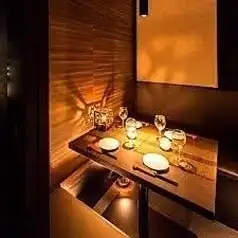 和の趣き溢れる店内は大人の為の落ち着いた雰囲気となっております。8名様でご利用可能なテーブル席は川崎での接待や女子会、合コンなど各種宴会に最適なプライベート個室空間♪お得な宴会コースプランもご予算に合わせて3500円~ご用意。誕生日や記念日にお得なサプライズ特典もご用意しております。