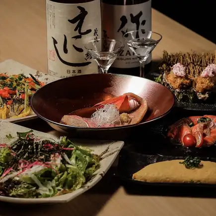 【本店特色菜！】“佐佐波套餐”，选用当季新鲜鱼类，包含8道菜，3小时畅饮，4000日元。