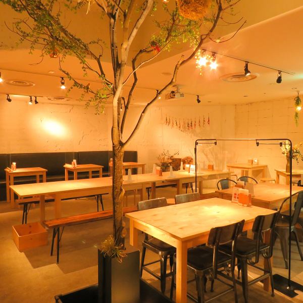 [Perfect for a girls' night out or a date ◎] A stylish and warm interior with a symbolic tree.The space lined with wood-like interiors can be used for a wide variety of occasions, from everyday use to celebrations and dates.We also have table seats that can seat up to 16 people.We are also very popular for corporate banquets!Private reservations are also welcome.We will help you create special and memorable year-end parties and gatherings.