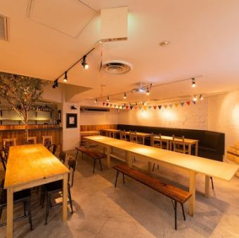 団体様でも1つのテーブルでお食事可能です。最大16名様まで着席可能。