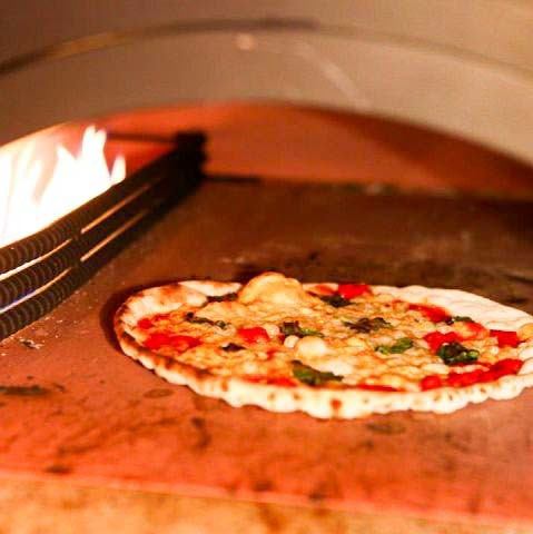 在自製石爐中新鮮出爐的30厘米披薩，價格為550日元！