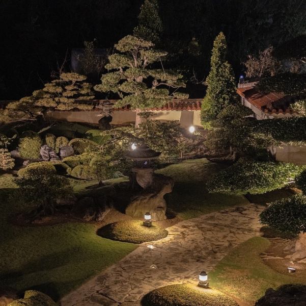 伝統的な沖縄の美しさを感じる庭園が広がるお店。手入れの行き届いた木々と石の道が、落ち着いた雰囲気を演出します。訪れるたびに心温まるひとときをお過ごしいただけます。