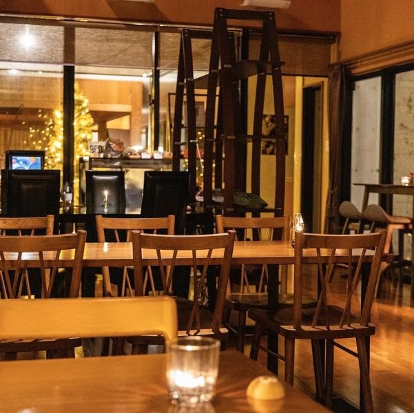 どなたでも快適に過ごせるバリアフリーの店内。段差がなく、安心してお食事を楽しむことができる環境を整えています。広々としたレイアウトと明るい雰囲気で、心地よいひとときをお過ごしいただけます。