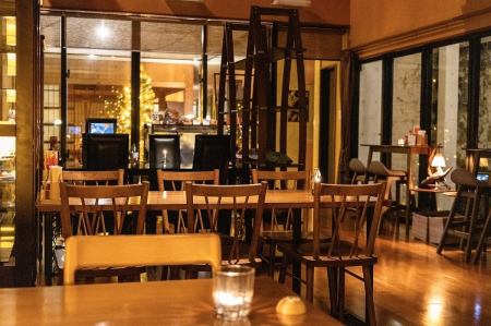 日が落ちると、店内は温かみのある照明に包まれたモダンな空間へと変わります。シックな椅子が並ぶテーブル席は、大切な方とのディナーや落ち着いた会食にぴったり。夜の庭園がライトアップされ、昼間とは一味違う幻想的なムードを演出します。大人の落ち着いた時間をお過ごしください。