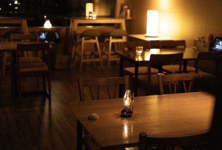 各テーブルに灯る小さな火が、心まで解きほぐしてくれる夜のダイニング。ご友人やご家族との語らいの場として温かな雰囲気を醸し出します。キャンドルの揺らめきと美味しい料理が、特別な夜をより印象深いものに。日常の喧騒を離れた、上質なリラックスタイムを。