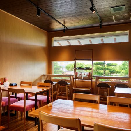 陽光が差し込む明るいホールエリア。大きな窓の向こうに広がるのは、手入れの行き届いた美しい日本庭園。季節ごとに表情を変える木々や情緒ある赤瓦の景色が、お食事の時間をより贅沢に彩ります。