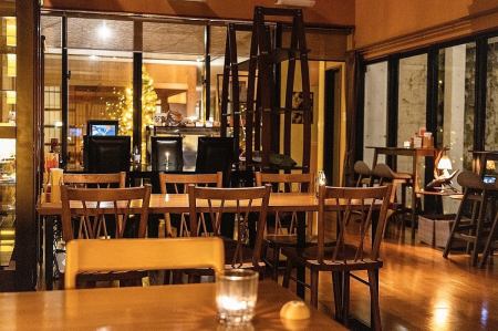 伝統的な和の情緒とモダンなデザインが溶け合う、幻想的な夜の空間。窓の外に広がるライトアップされた庭園美は、まるで一枚の絵画のよう。計7テーブルのテーブル席は、程よい距離感でプライベート感を大切にしています。日常の喧騒を離れ、心静かに流れる時間を愉しむ、上質な夜をご堪能ください。