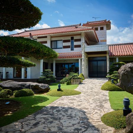 外のテラスには、4名掛け×1席と2名掛け×1席をご用意しています。広がる庭園を眺めてゆったりと心地よい風を感じながらお食事をお楽しみください。