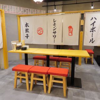 The interior of the store has a calm, modern atmosphere.We also have tatami seating where you can relax! Individuals and groups are welcome!