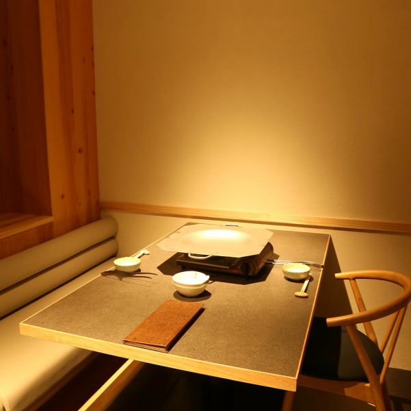 和やかなあたたかみのある雰囲気で大人空間木の温もりに包まれた テーブル席で大人がゆったりくつろげる場所となっております。ご家族でのお食事やデート、大人な女子会など様々なシーンでご利用くださいませ。贅沢を遊ぶ大人の空間で炊き肉をお愉しみくださいませ。