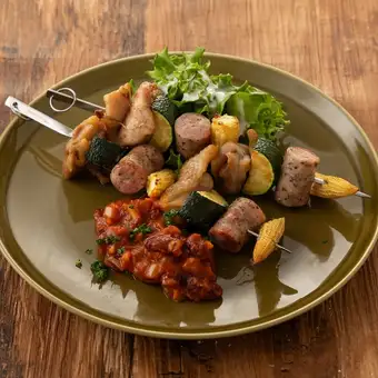 鶏もも肉と夏野菜の串焼き　オクラのトマトガンボソース