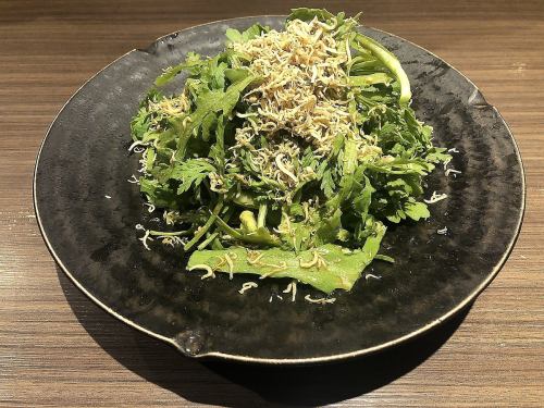 Chrysanthemum and crispy salad