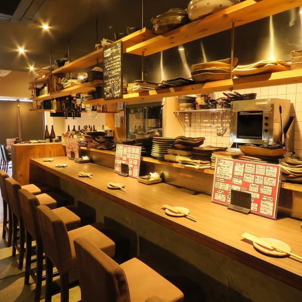 << Recommended only for Saku after returning to work ☆ >> There are 6 counter seats.It is a lively seat where you can enjoy the cooking scenery right in front of you.It's an atmosphere where even one person can easily enter the store, so please feel free to drop by when you have a drink after work or when you are not enough.