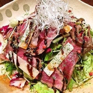 [Outstanding eating response] Japanese black beef tataki salad 1080 yen (tax included)
