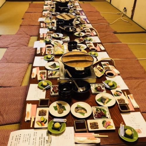 <p>最大22名まで対応可能！サークルやゼミの集まりに最適な広々としたダイニングです。活気がありつつも落ち着ける明るい雰囲気の店内は、十分なテーブル間隔を確保しており、周りを気にせず仲間と賑やかに楽しめます。開放感あふれる空間で、大人数の宴会から女子会まで思い出に残るひと時を演出します！</p>