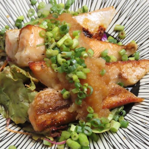 [A la carte dish] Grilled salmon belly with grated green onion and ponzu sauce