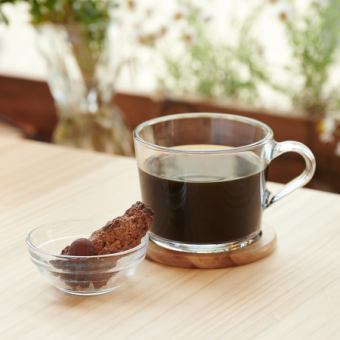 珈 琲 と 手 作 り 焼 き 菓 子 or ジ ェ ラ ー ト の セ ッ ト