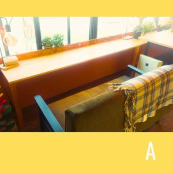 ゆったりくつろげるソファー席。