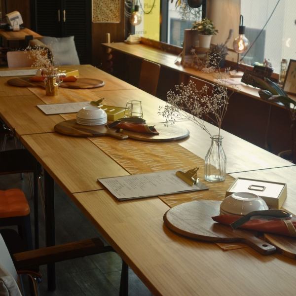 月額2200円でシェアスペースとしてもご利用いただけますほぼ全席コンセント付き、軽食持ち込みOK、同伴1名様まで無料でご利用いただけますお仕事はもちろん、読書やおしゃべり等、リラックスできる時間をお過ごしください※利用には会員登録が必要となります。